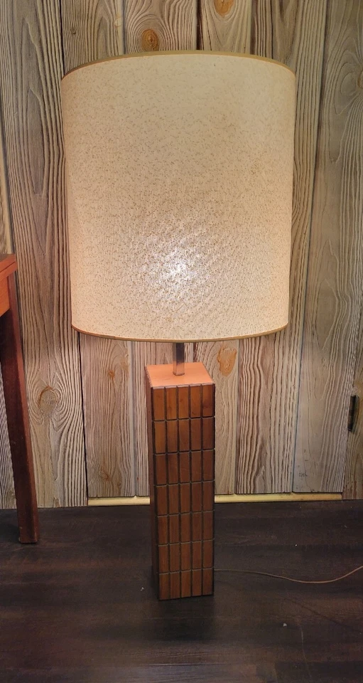 Lámpara de pilar rectangular vintage de mediados de siglo con acabado de madera pantalla grande danesa Foto 2 de 4