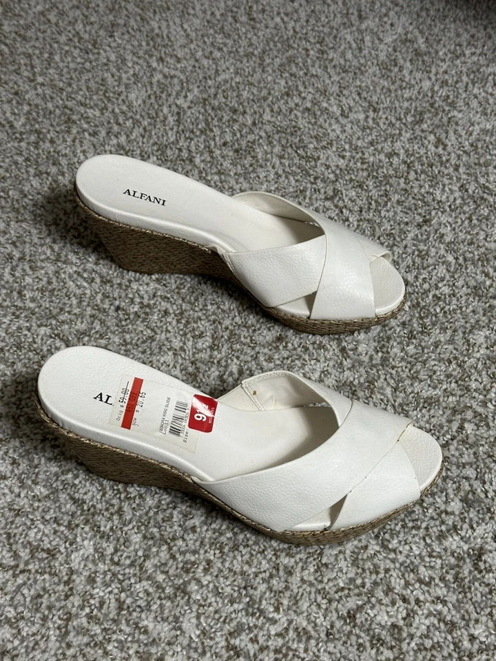 Sandalias sin cordones Alfani de tacón de cuña blancas para mujer talla 9,5 M Foto 2 de 4