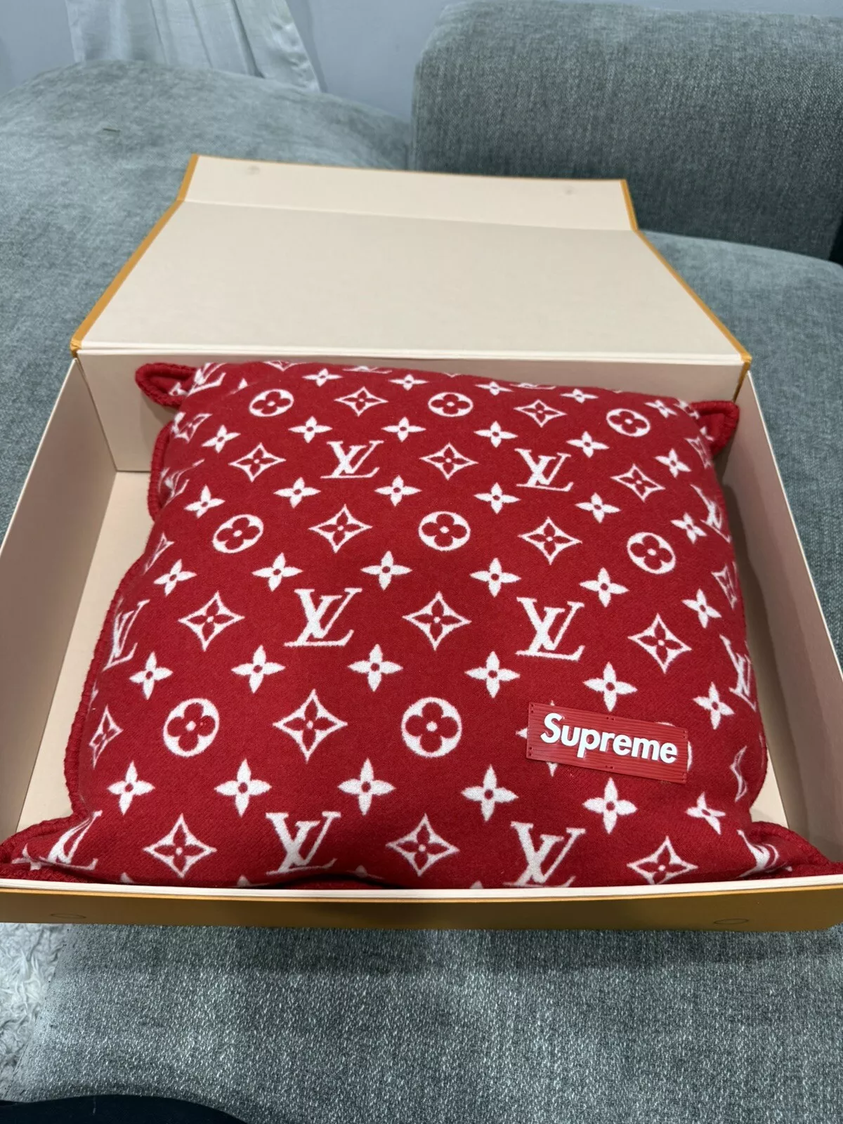 Oreiller Supreme Louis Vuitton neuf boite légèrement abîmé rare créateur chaleur