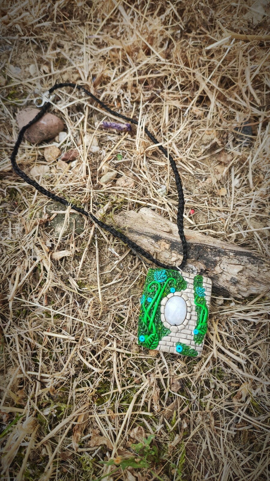 Pendentif Fimo manoir avec pierre de lune un bijou mystique hypoallergénique et ultra léger
