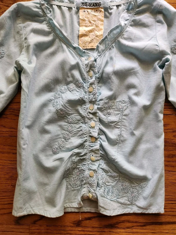 LOTE DE DOIS blusas femininas DA-NANG 6 mangas compridas brancas, azuis bordadas com lantejoulas - Imagem 4 de 4