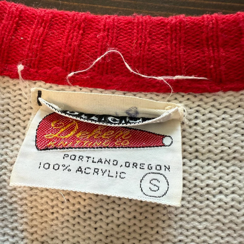 Suéter Letterman Universitario Vintage Rojo Blanco Años 70 Clase con Parche Escolar 'PR' Foto 2 de 4