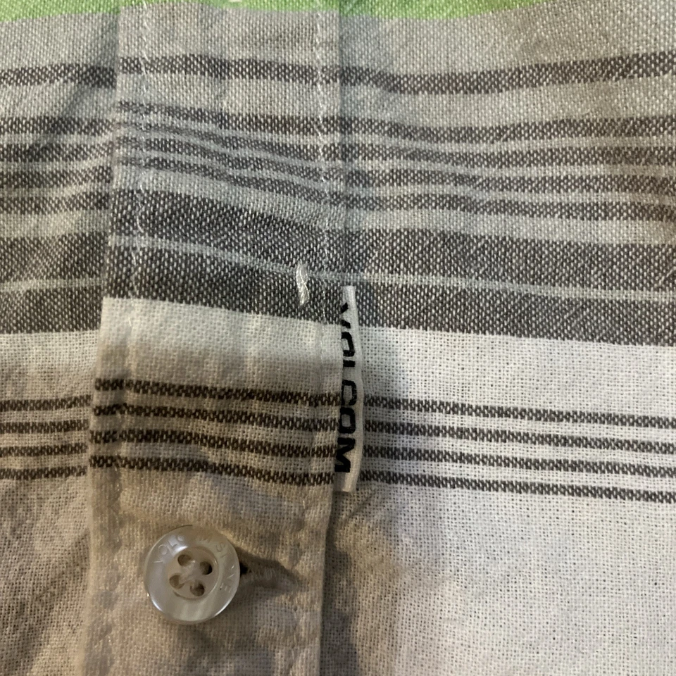 Volcom Short Sleeve Button Up  Shirt Mens medium slim Fit White Skate Retro Y2K - Image 2 of 4