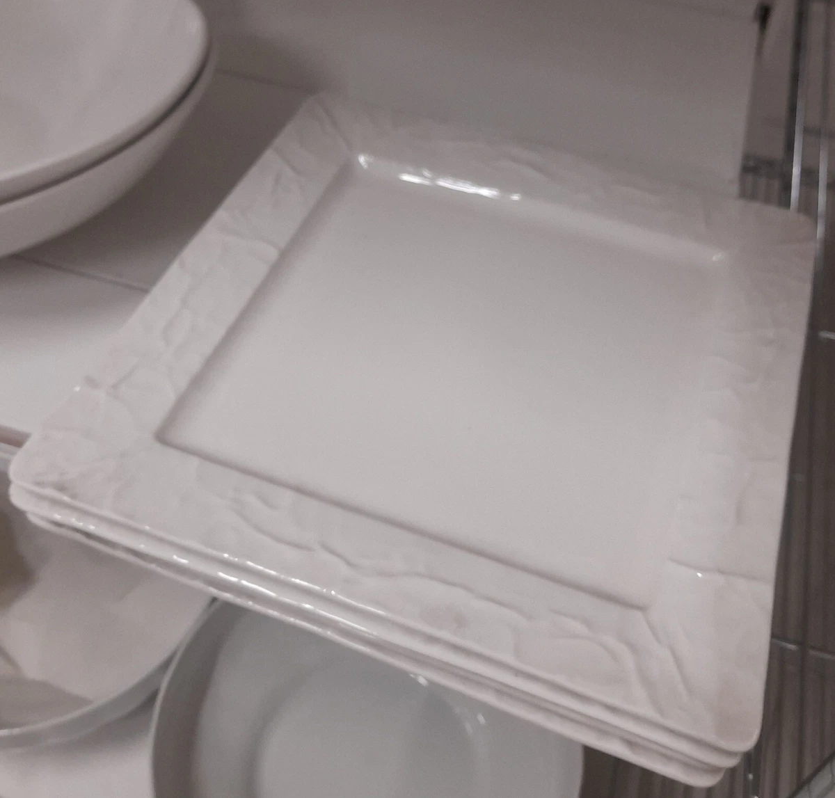 Set Di 4 Piatti Piani In Ceramica Bianca 26,7cm – Bordo Rialzato Con Pois, Per Pasta, Bistecca E Insalata