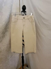 F D J french dressing size 8 beige capri pants