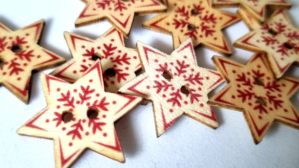 10 WOODEN RED CHRISTMAS SNOWFLAKE STAR BUTTONS EMBELLISHMENTS CRAFTS - Image 2 of 4