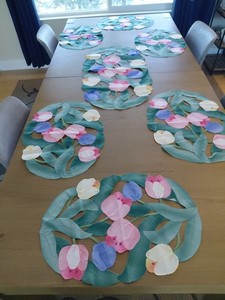 VTG Embroidered Applique 6 Placemats Center Piece Tulip Floral Cottage Spring