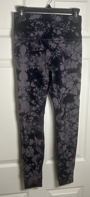 Lululemon Athletica Navy / Lavender Floral Leggings Size 6 - Inside Pocket