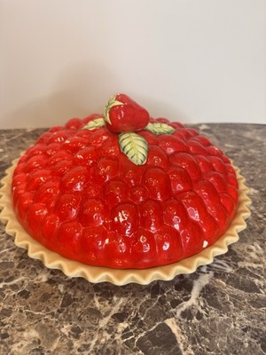 Vintage Ceramic Strawberry Pie Dish Keeper with Lid Universal Trumps Corp