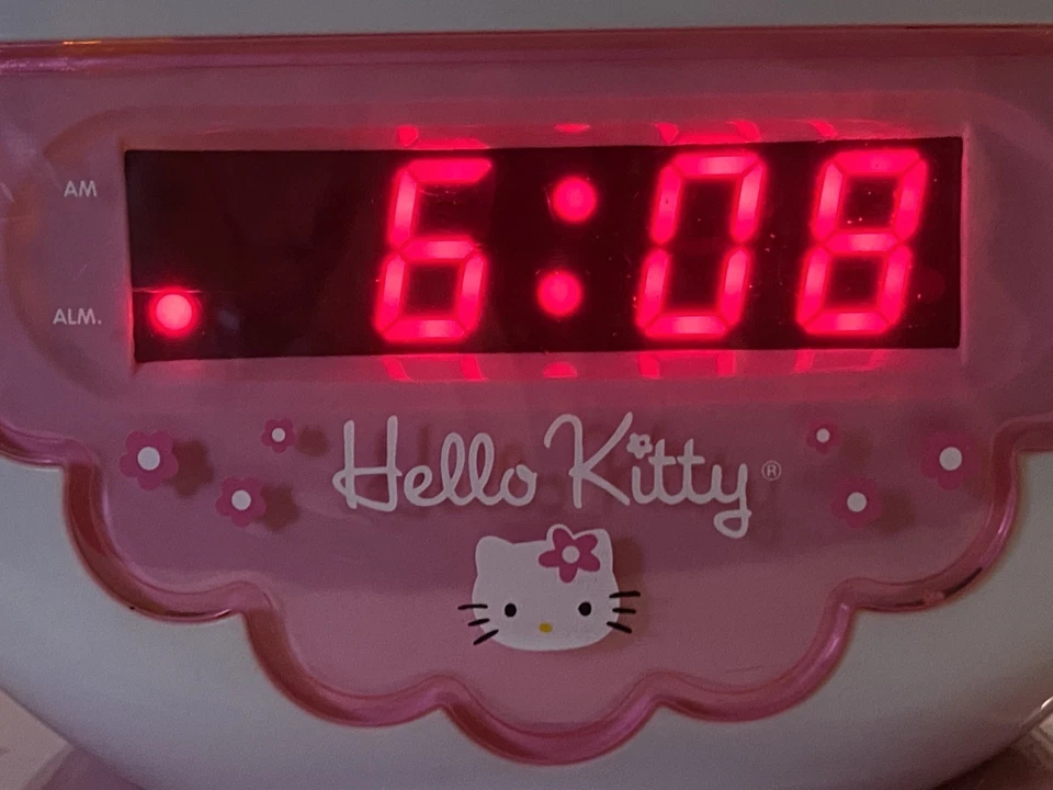 Radio Reloj Despertador Hello Kitty Taza de Té Rosa Limón Luz Nocturna Sanrio 2012, KT2055 Foto 3 de 4