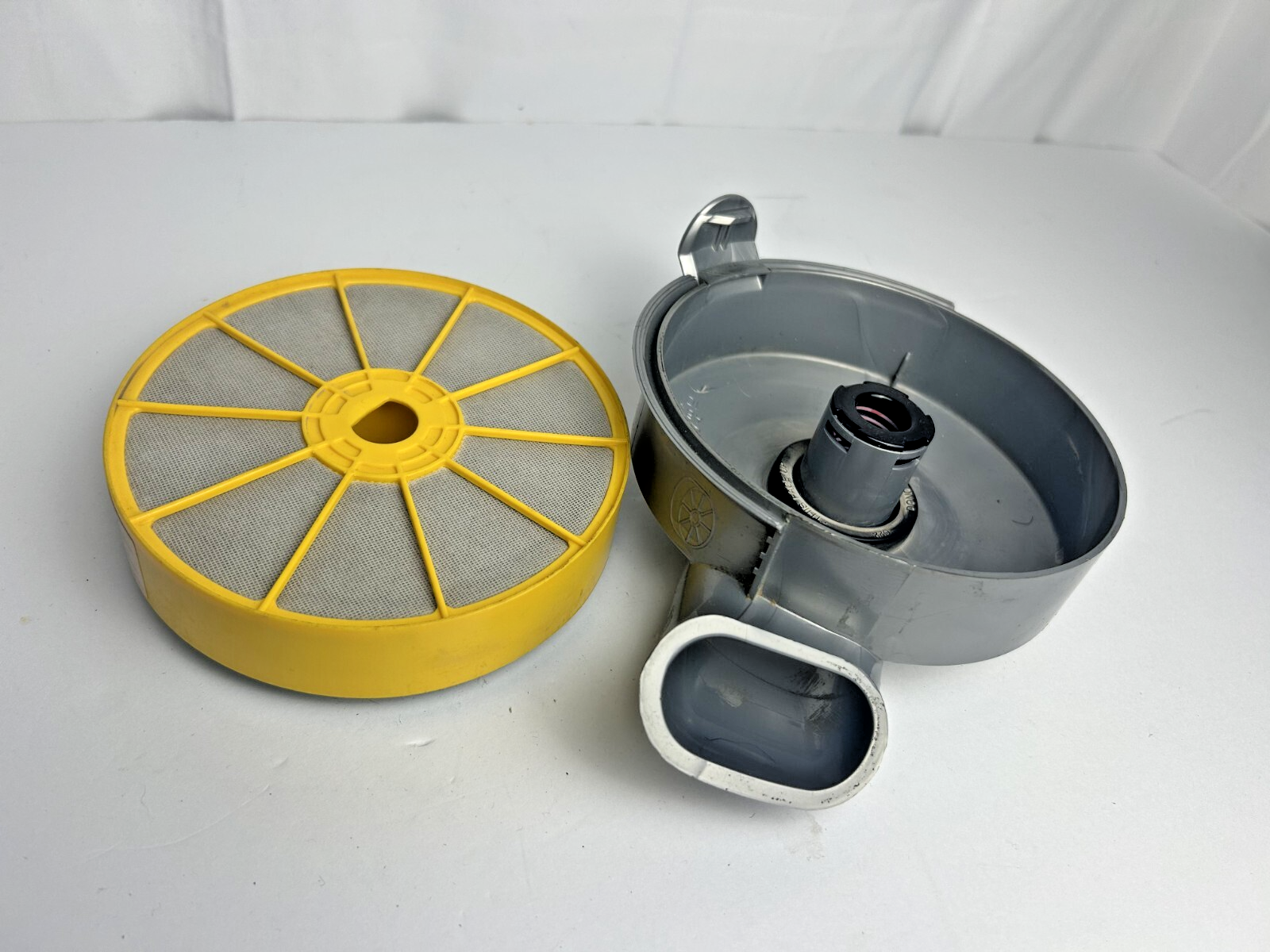 Dyson DC07 Vacuum Pre Filter Cover Housing with Replacement Filter-image