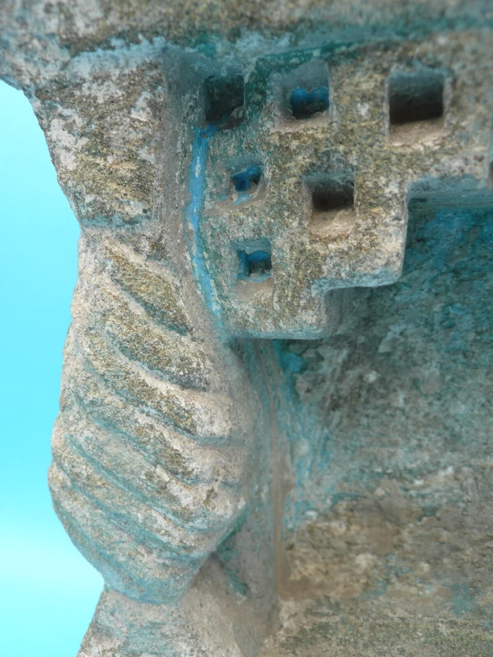 Ancien autel religieux en pierre sculptée / Niche protectrice / Inde - Photo 3/4