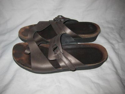 sandals with big toe loop