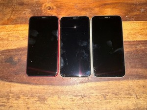 Restposten 3 x Apple iPhone XR 64GB Rot & Weiß Beschädigt/Defekt
