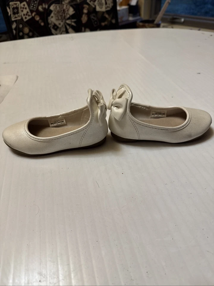 Sapatilhas Carter’s infantis femininas peroladas com arcos altos nos saltos tamanho 6 - Imagem 3 de 4