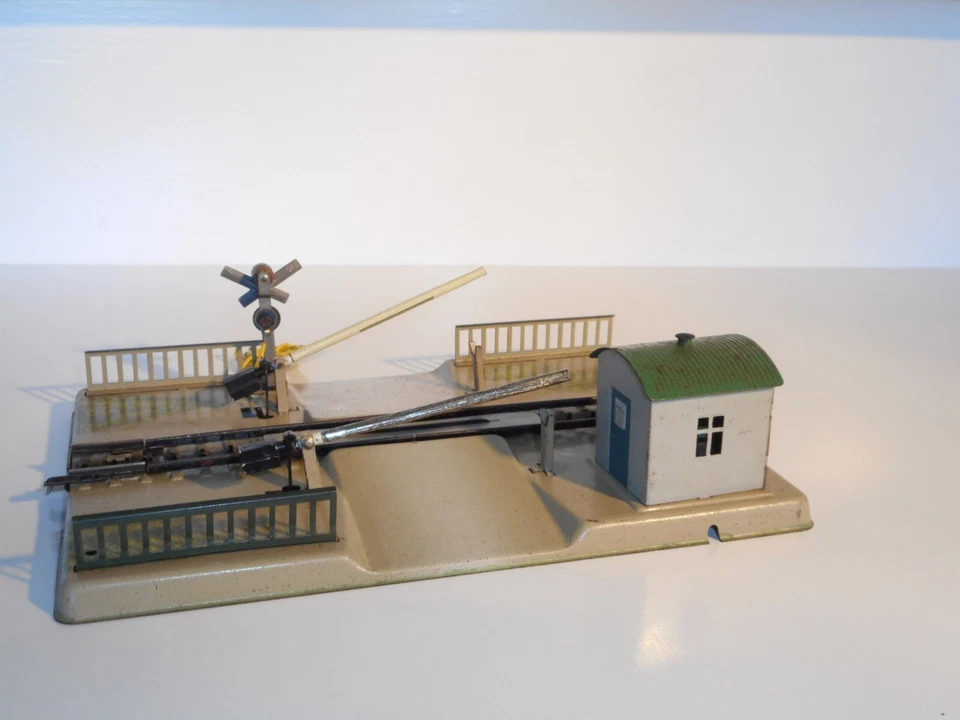 Marklin Vintage Metal Level Crossing 7054. Manual op. HO. 3 rail AC only.No box - Image 3 of 4