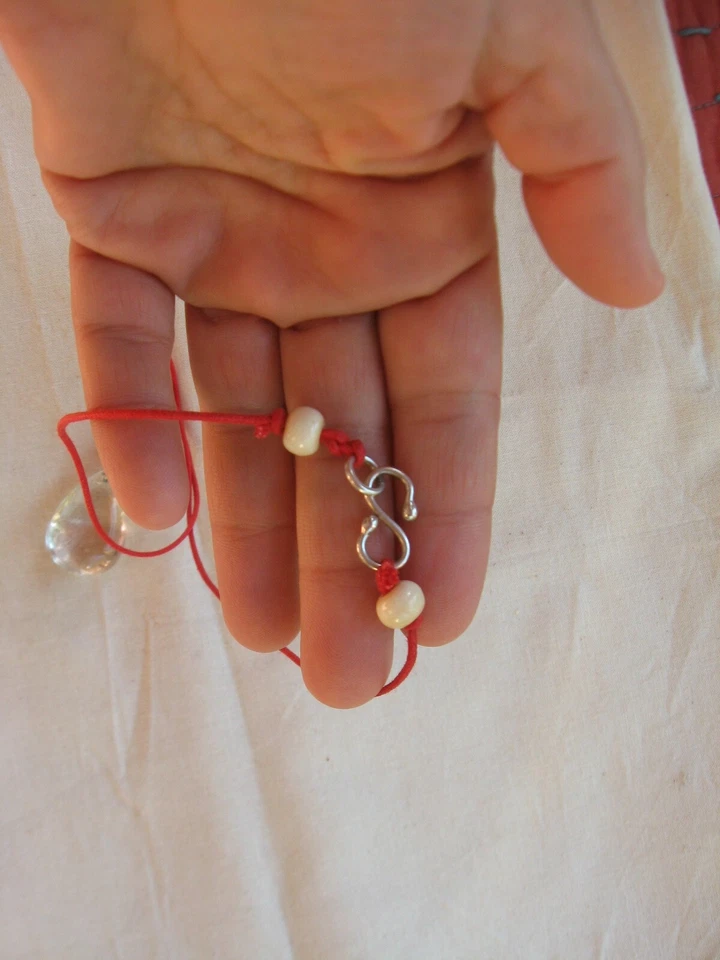 Pingente de quartzo e colar antigo de osso em cordão vermelho com fechos de prata feitos à mão - Imagem 3 de 4