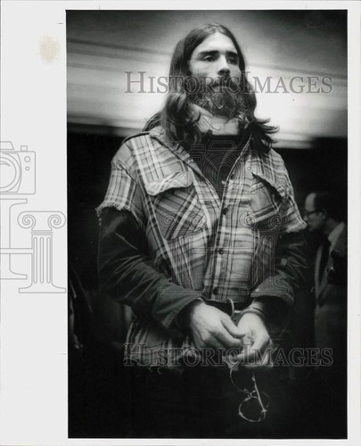 1982 Press Photo Joseph Clauso in handcufffs - tta08853