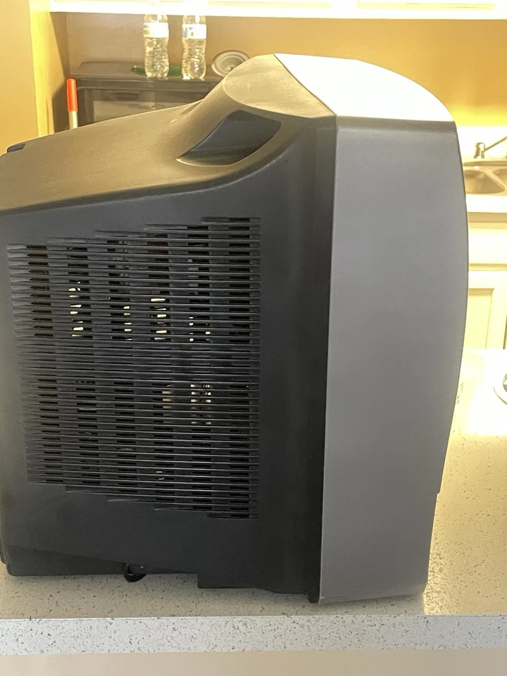 Vintage Toshiba MV13P3 13" CRT TV VCR Combo, VHS Player, No Remote, Retro Gaming - Image 4 of 4