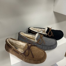 UGG WOMEN DAKOTA SLIPPER CHESTNUT BLACK PEW