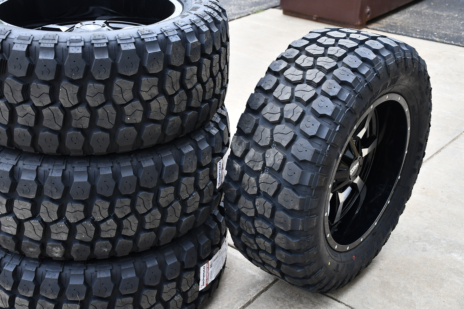 20x10 Moto Metal MO970 Wheel & Tire Package 35x12.50R20 Ironman 6x135