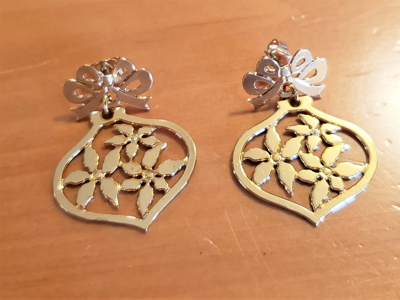 BOXED AVON 1991 HOLIDAY BRILLIANCE CHRISTMAS ORNAMENT GOLD POST EARRINGS -1.25"