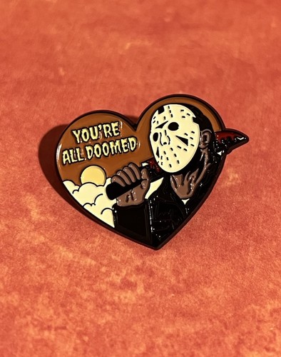Jason Voorhees You're Doomed Herz Freitag der 13. Handarbeit Hut Anstecknadel Emaille
