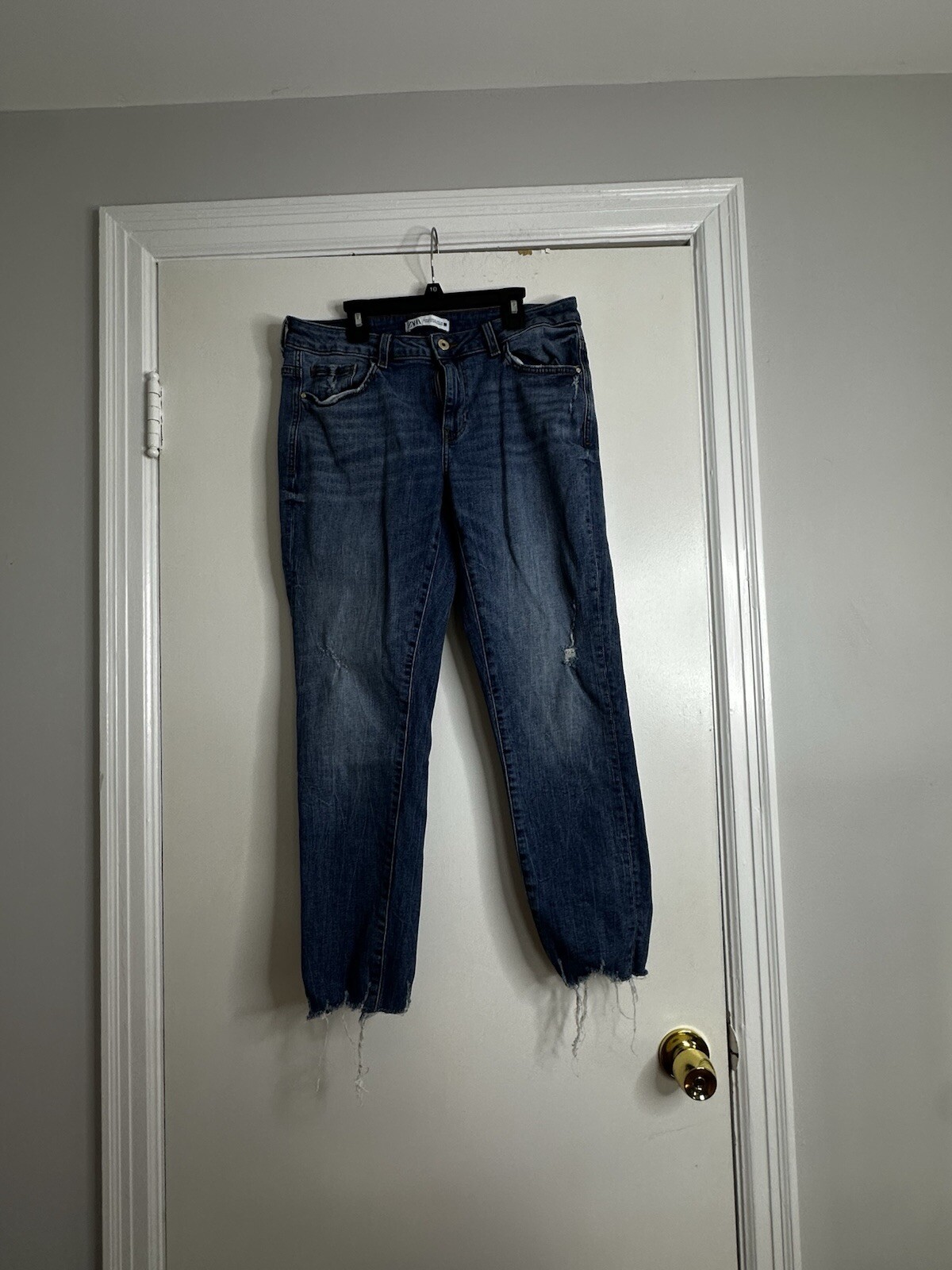 Zara Jeans Size 8 Womens Skinny Mid Rise Dark  Wash Blue Denim. Distressed.
