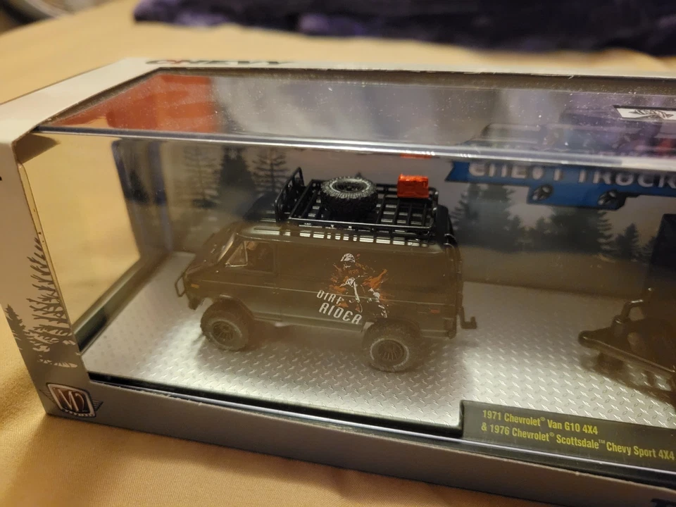 Camiones M2 Machines 1971 Chevy Van G10 4x4 1976 Chevy Scottsdale Sport 4x4 Foto 3 de 4