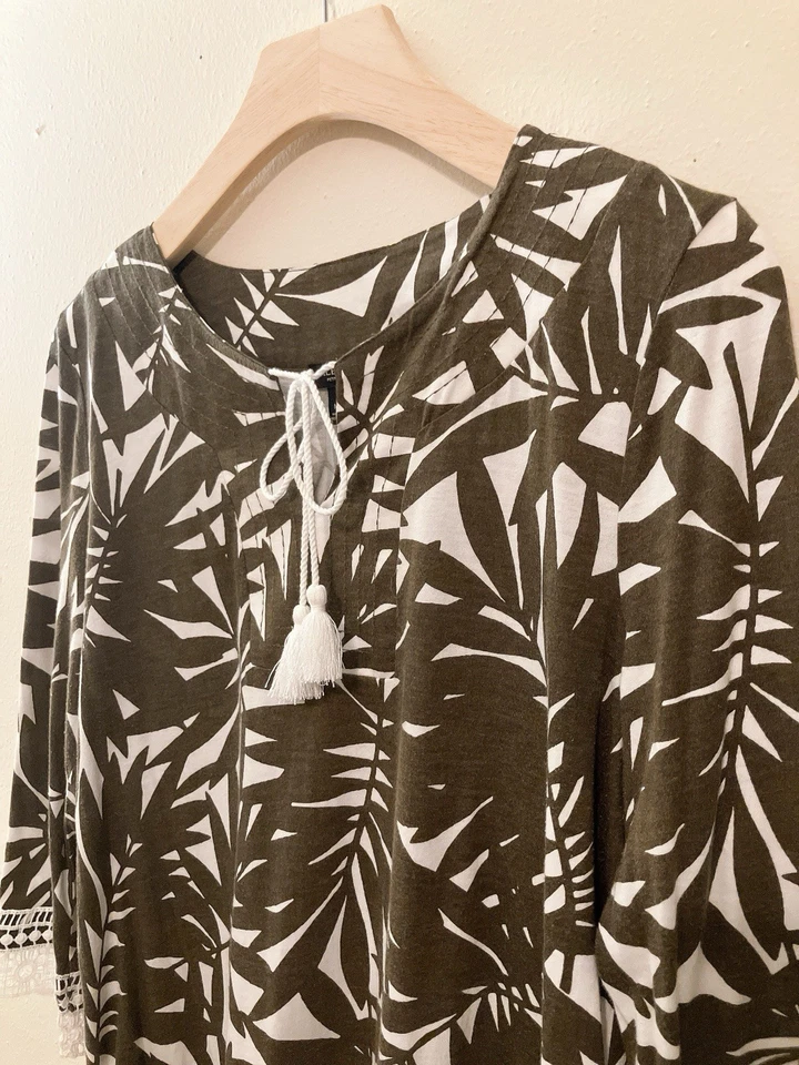 Talbots petite Vneck Crochet Trim Top Pullover Green White Medium - Image 3 of 4