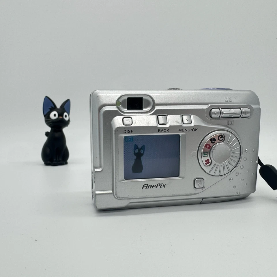 Fujifilm FinePix A303 3.2MP Compact Digital Camera Point & Shoot w/ 16MB XD Card - Image 4 of 4