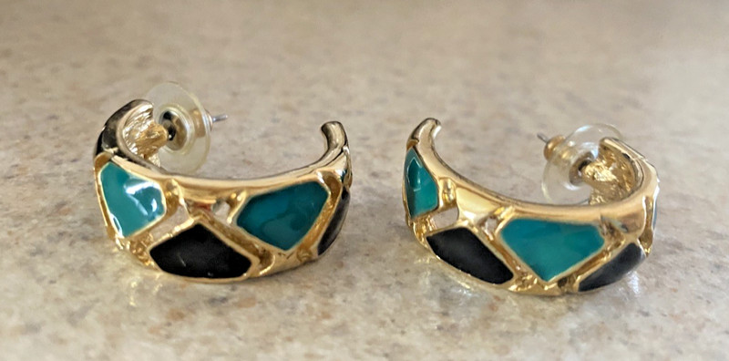 VINTAGE BLACK, GREEN & GOLD TONE HOOP STYLE PIERCED EARRINGS