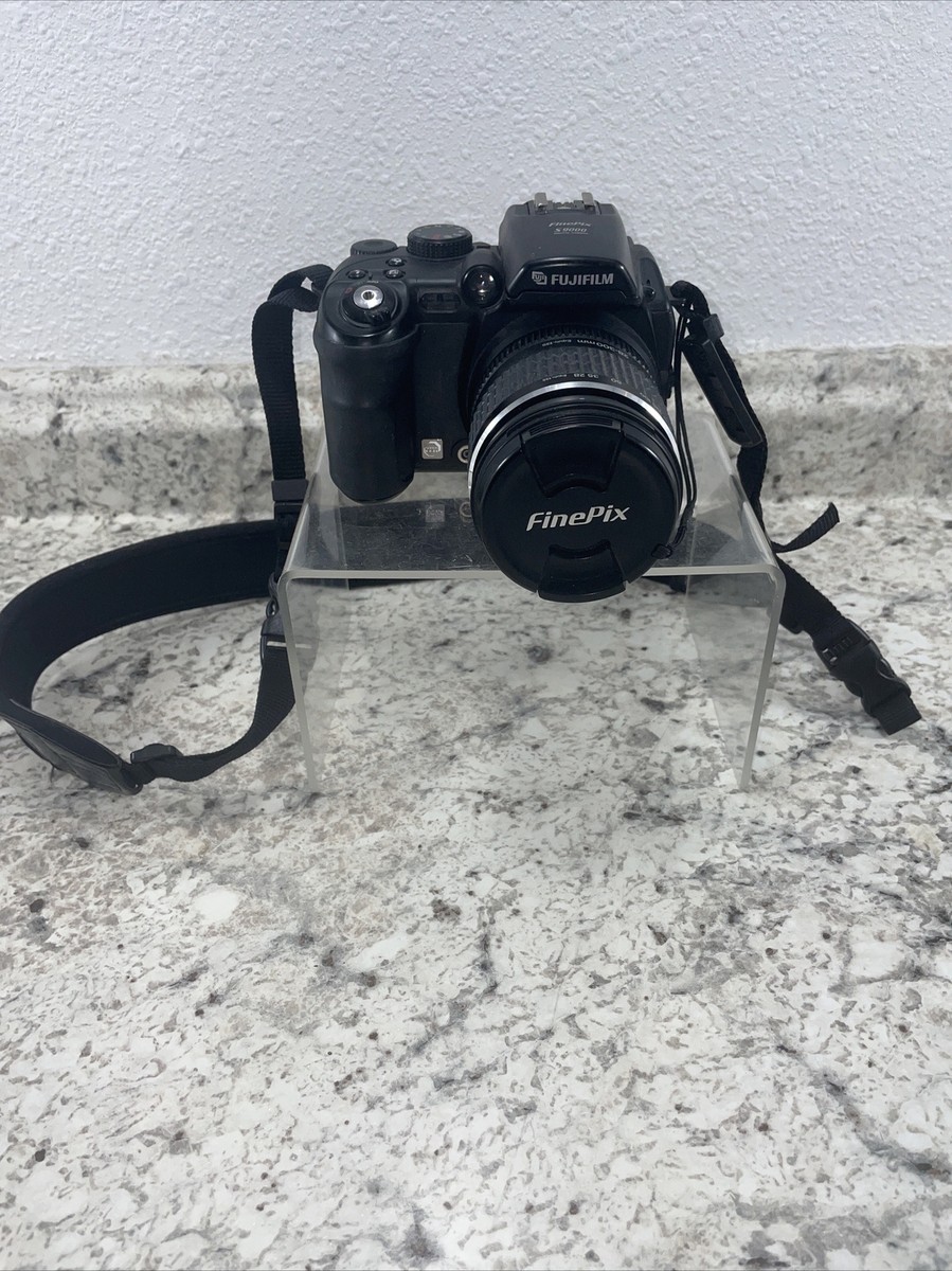 Fuji Finepix S9000 Digital Camera 9MP 28-300mm zoom + 2G CF card