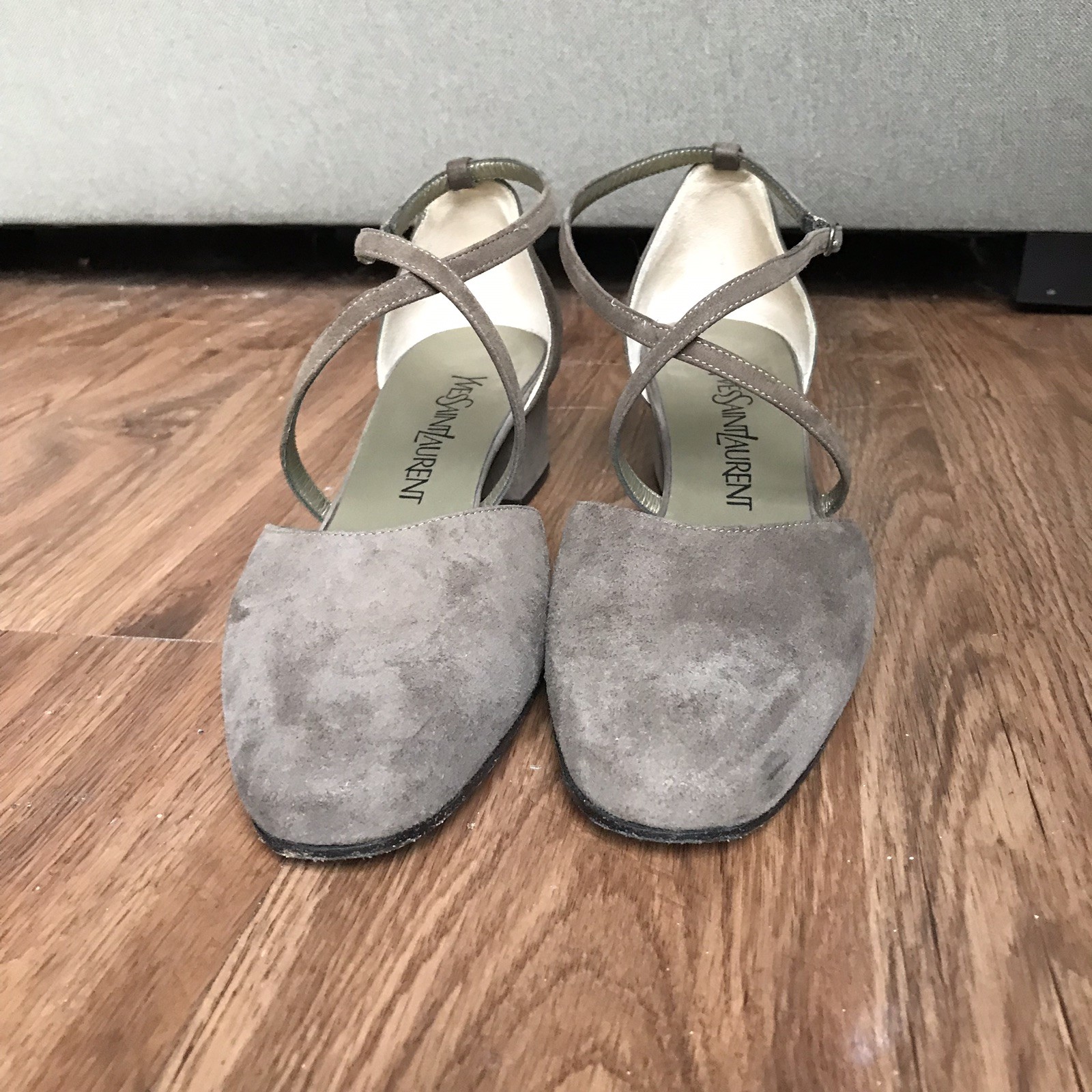 Décolleté Yves Saint Laurent 7 M pelle scamosciata talpa cinghie incrociate tacco basso Italia YSL