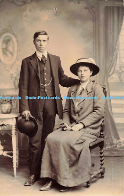R204624 Frau und Mann Hut Anzug Stuhl alte Fotografie Postkarte von Ruby und Fred