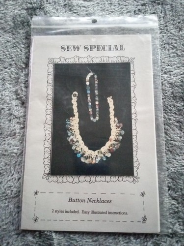 Vintage neu Nähen spezielle KNOPF HALSKETTEN Handarbeit Muster 2 Stile ungeschnitten - Bild 1 von 3