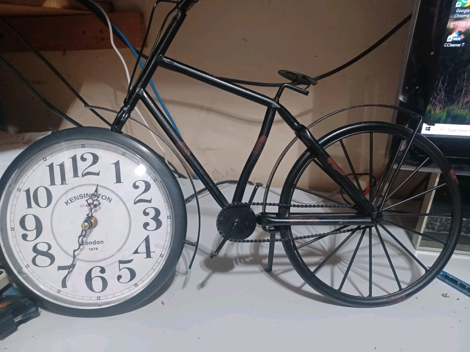 Kensington Station Tabletop Or Wall Mounted Bicycle Themed Clock. Works!