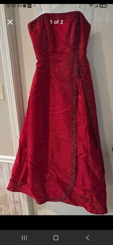 Morgan & Co. strapless red formal gown featuring beaded embroidery Sz 5/6