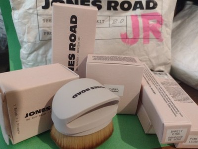 Jones Road Make-Up Reiseset - NEU! inkl. Mini MB & BUFF BRUSH Inhaltswert 160£!