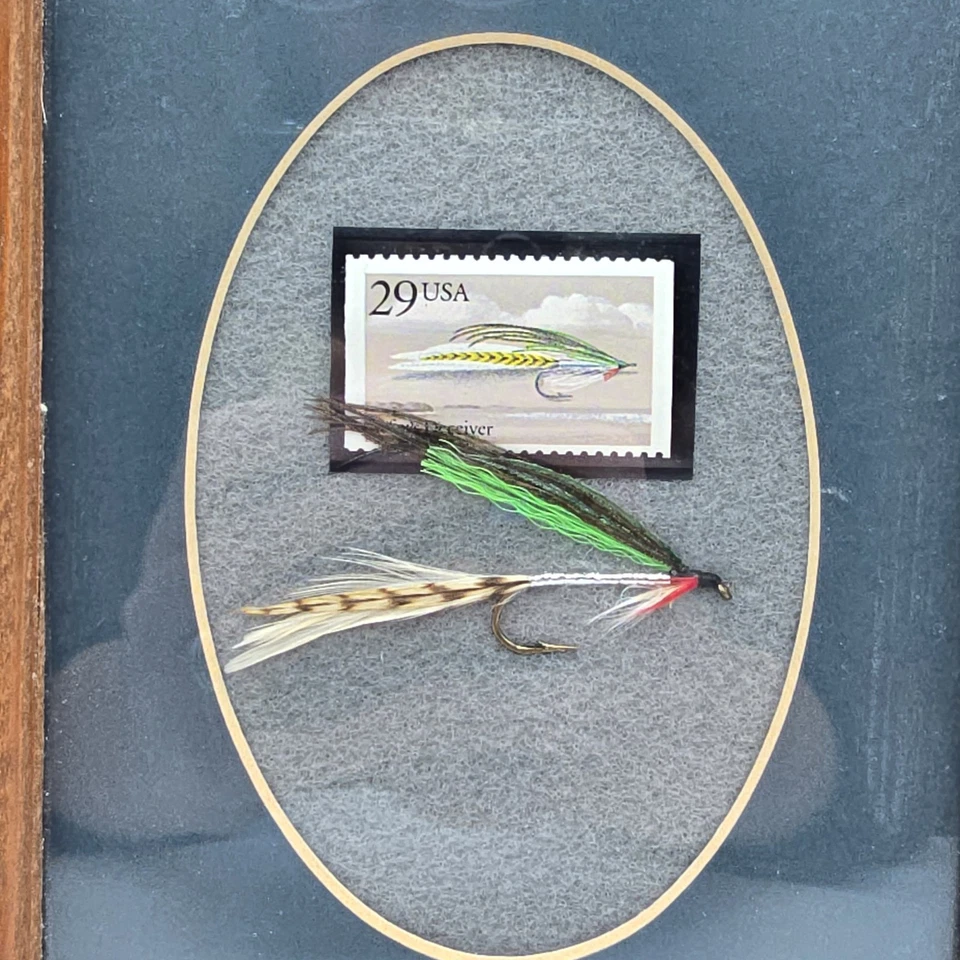 Estampilla de decoración de arte de exhibición de pared de pesca moscas de pesca firmada enmarcada de 1995 de colección Foto 2 de 4