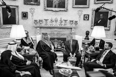 DONALD TRUMP & CROWN PRINCE SAUDIA ARABIA OVAL OFFICE B&W 4X6 POSTCARD PHOTO