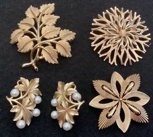 vintage crown trifari jewelry lot 3 Gold Tone Brooches & A Pair Of Clip Earrings