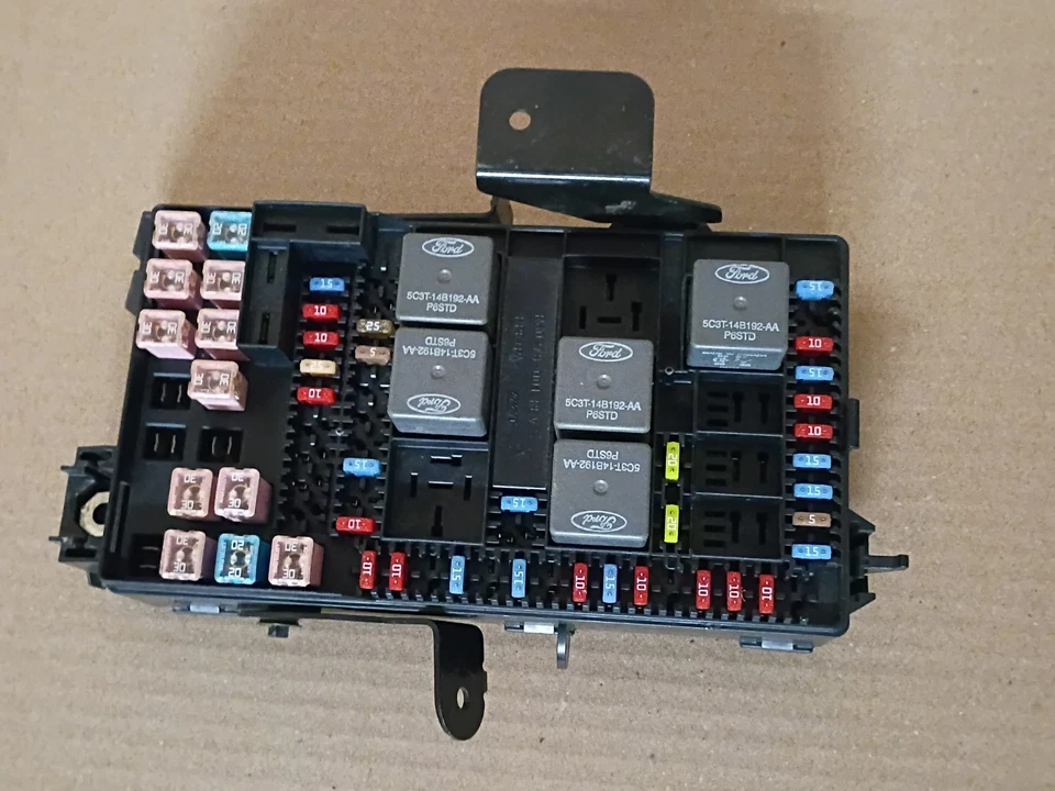 2005-2007 FORD F250 F350 UNDER DASH FUSE BOX P/N 6C3T-14A067-AD - Image 3 of 4