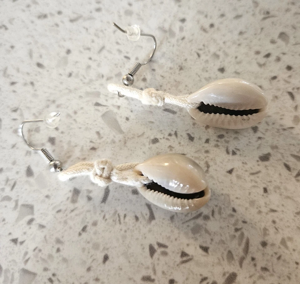 Pendientes colgantes de plata y cordón atados a mano natural con concha de Cowrie vintage Foto 4 de 4