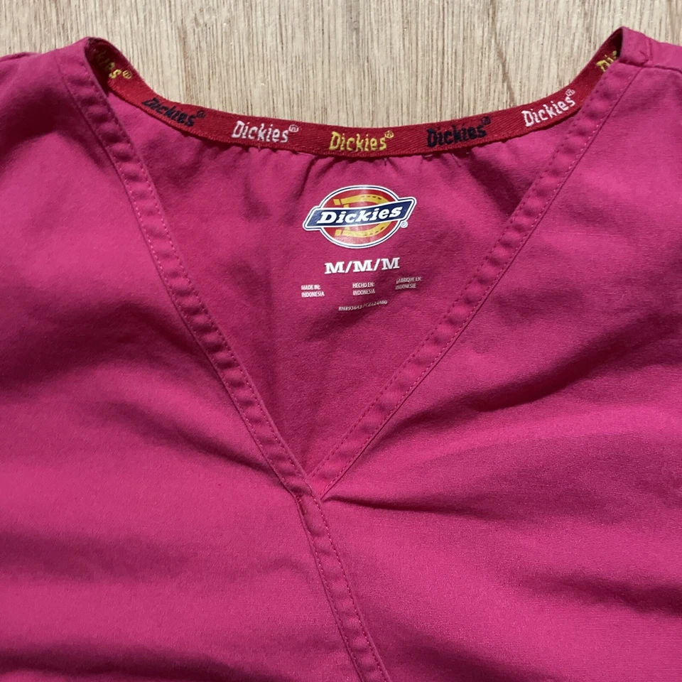 Dickies 中号男女通用磨砂上衣粉色 V 领口袋护理医用制服 — 第 2/4 张图片