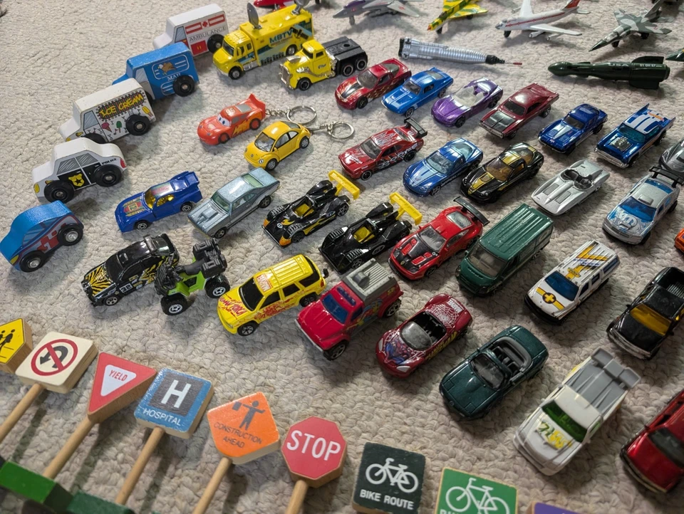 Lote 102 Hot Wheels Matchbox Skybusters Aviones Letreros de Madera Ferrari Corvette Foto 3 de 4