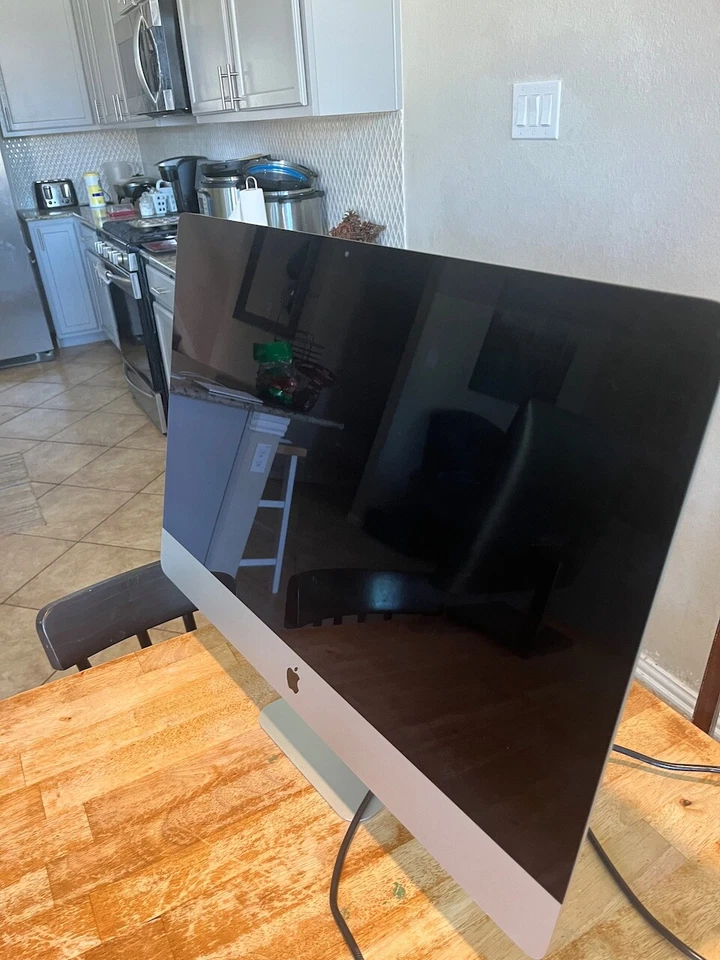 Apple iMac MK462LL/A Escritorio 27 pulgadas Pantalla Intel 5K 16 GB Ram | Disco duro de 1 TB Foto 4 de 4