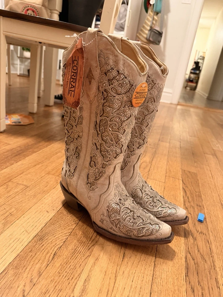 BOTA VAQUERA DE BODA CORRAL PARA MUJER BLANCA CON INCRUSTACIONES BRILLANTES Y CRISTALES PUNTA CORTA Foto 2 de 4