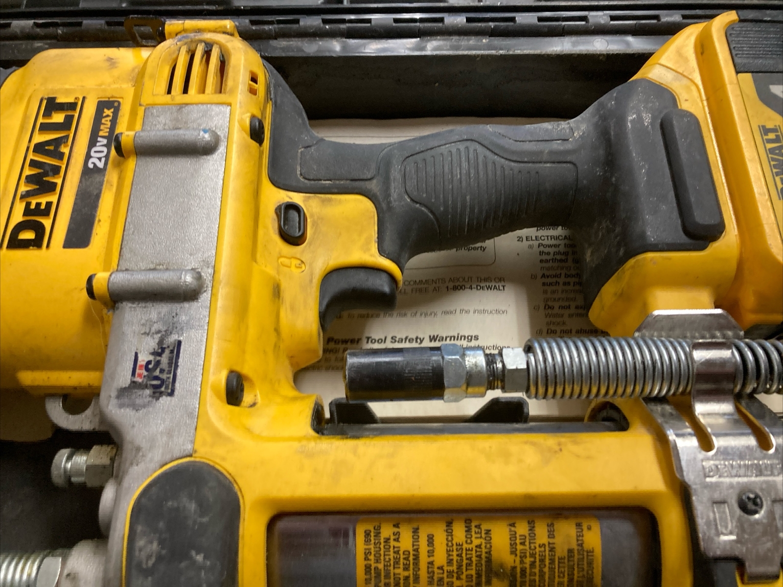 Dewalt DCGG571 20Volt Cordless Grease Gun with Battery 4 Ah XR