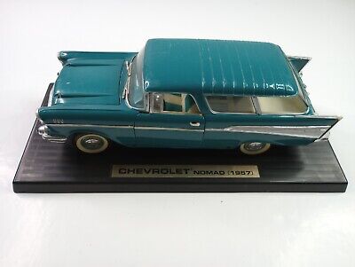 CHEVROLET NOMAD 1957 モデルカー　18分の1スケール 1/18 Scale Die-Cast Metal Collection Road Tough Chevrolet